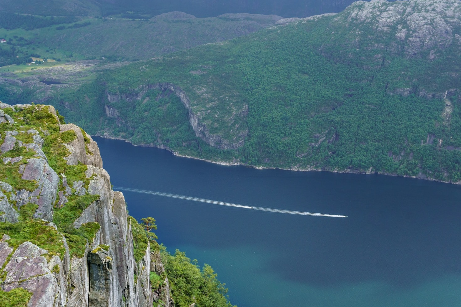 Fjordeventyr: Mellem Drømme og Realiteter